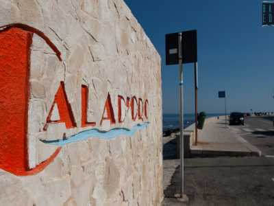 Continuiamo a percorrere il lungomare Cristoforo Colombo di Santo Spirito. Ed eccoci dopo 300 metri davanti al secondo lido: il Cala D�Oro, sorto intorno agli anni 70. Dislocato su diversi piani, dispone di tre piscine e di quasi 120 cabine. � il pi� grande di tutta la zona